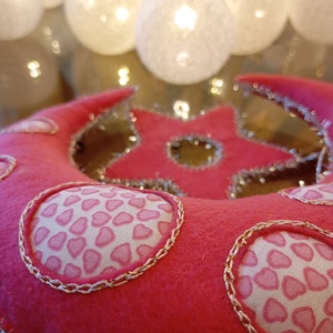 Rózsaszín filc hold csillagokkal � kézzel készült, nyugtató gyerekszoba dekor - otthon & életmód - babaszoba, gyerekszoba - babaszoba dekoráció - Meska.hu