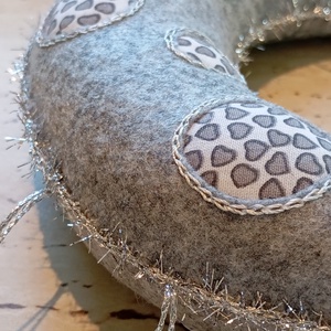 Szürke filc hold csillagokkal � kézzel készült, nyugodt hangulatú dekor - otthon & életmód - babaszoba, gyerekszoba - babaszoba dekoráció - Meska.hu