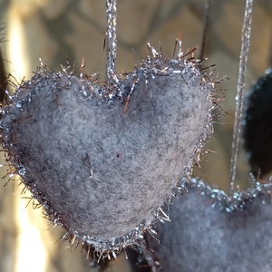 Téli filc harang ajtó- és ablakdísz � szíves, kézzel készült dekor (szürke�ezüst) - otthon & életmód - dekoráció - ajtó- és ablak dekoráció - ablakdísz - Meska.hu