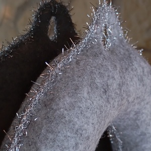 Téli filc harang ajtó- és ablakdísz � szíves, kézzel készült dekor (szürke�ezüst) - otthon & életmód - dekoráció - ajtó- és ablak dekoráció - ablakdísz - Meska.hu