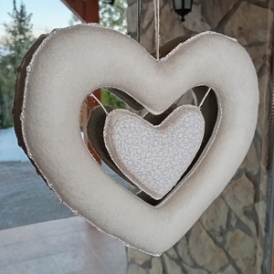 Ekrü filc szív � kézzel készült függeszthető dekoráció, Otthon & Életmód, Dekoráció, Ajtó- és ablak dekoráció, Ablakdísz, Varrás, Horgolás, MESKA