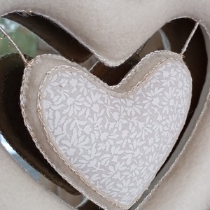 Ekrü filc szív � kézzel készült függeszthető dekoráció - otthon & életmód - dekoráció - ajtó- és ablak dekoráció - ablakdísz - Meska.hu