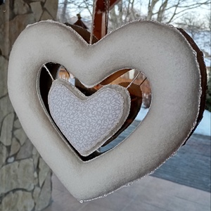 Ekrü filc szív � kézzel készült függeszthető dekoráció - otthon & életmód - dekoráció - ajtó- és ablak dekoráció - ablakdísz - Meska.hu