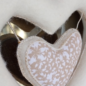 Ekrü filc szív apró mintás textilbetéttel - otthon & életmód - dekoráció - ajtó- és ablak dekoráció - ablakdísz - Meska.hu