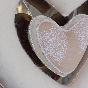 Ekrü filc szív apró mintás textilbetéttel - otthon & életmód - dekoráció - ajtó- és ablak dekoráció - ablakdísz - Meska.hu