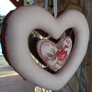 Kézzel készült ekrü filc szív rózsás textilbetéttel - otthon & életmód - dekoráció - ajtó- és ablak dekoráció - ablakdísz - Meska.hu