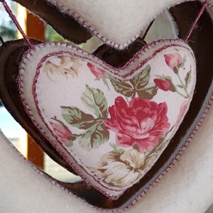 Kézzel készült ekrü filc szív rózsás textilbetéttel - otthon & életmód - dekoráció - ajtó- és ablak dekoráció - ablakdísz - Meska.hu