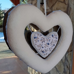 Vajszínű filc szív világoskék részletekkel � kézzel készült dekoráció, Otthon & Életmód, Dekoráció, Ajtó- és ablak dekoráció, Ablakdísz, Varrás, Horgolás, MESKA