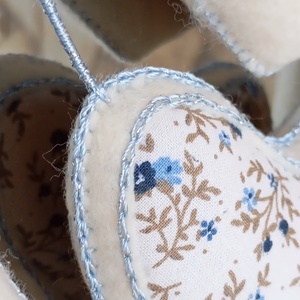 Vajszínű filc szív világoskék részletekkel � kézzel készült dekoráció - otthon & életmód - dekoráció - ajtó- és ablak dekoráció - ablakdísz - Meska.hu