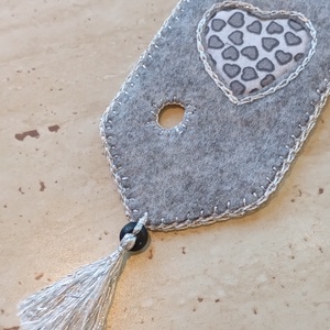 Szürke filc könyvjelző geometrikus szívmintával - könyv & zene - könyvjelző - Meska.hu