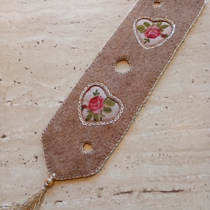 Bézs filc könyvjelző rózsás szívmintával, Könyv & Zene, Könyvjelző, , MESKA