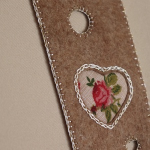 Bézs filc könyvjelző rózsás szívmintával - könyv & zene - könyvjelző - Meska.hu