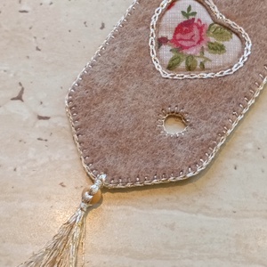 Bézs filc könyvjelző rózsás szívmintával - könyv & zene - könyvjelző - Meska.hu