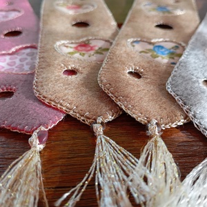 Bézs filc könyvjelző rózsás szívmintával - könyv & zene - könyvjelző - Meska.hu