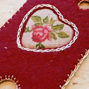 Bordó filc könyvjelző rózsás szívmintával - könyv & zene - könyvjelző - Meska.hu