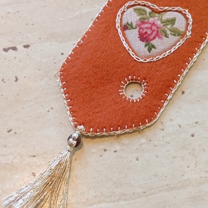 Rozsdabarna filc könyvjelző rózsás szívmintával - könyv & zene - könyvjelző - Meska.hu