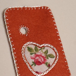 Rozsdabarna filc könyvjelző rózsás szívmintával - könyv & zene - könyvjelző - Meska.hu