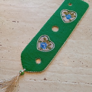 Zöld filc könyvjelző virágmintás szívmotívummal, Könyv & Zene, Könyvjelző, Varrás, Horgolás, MESKA