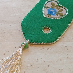 Zöld filc könyvjelző virágmintás szívmotívummal - könyv & zene - könyvjelző - Meska.hu