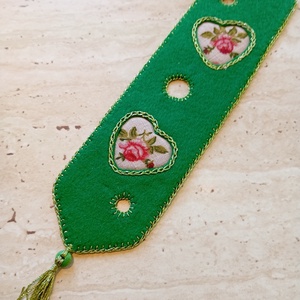 Zöld filc könyvjelző rózsás szívmotívummal , Könyv & Zene, Könyvjelző, Varrás, Horgolás, MESKA
