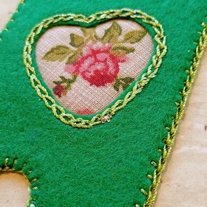Zöld filc könyvjelző rózsás szívmotívummal  - könyv & zene - könyvjelző - Meska.hu