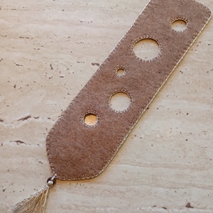 Bézs színű filc könyvjelző körmintával, Könyv & Zene, Könyvjelző, Varrás, Horgolás, MESKA