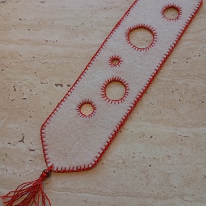 Krémszínű filc könyvjelző piros színű körmintával, Könyv & Zene, Könyvjelző, Varrás, Horgolás, MESKA