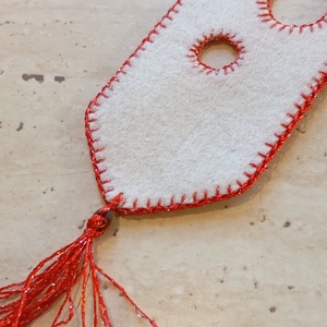 Krémszínű filc könyvjelző piros színű körmintával - könyv & zene - könyvjelző - Meska.hu