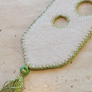 Krémszínű filc könyvjelző világoszöld körmintával - könyv & zene - könyvjelző - Meska.hu