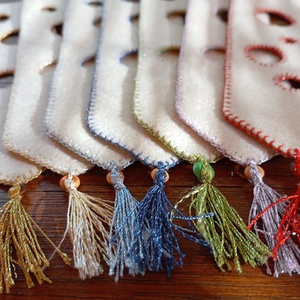 Világoskék filc könyvjelző világos zöld körmintával - könyv & zene - könyvjelző - Meska.hu