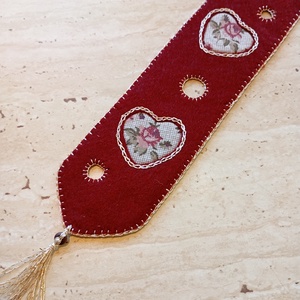 Bordó filc könyvjelző bordószínű rózsás szívmintával - Meska.hu