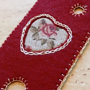 Bordó filc könyvjelző bordószínű rózsás szívmintával - könyv & zene - könyvjelző - Meska.hu