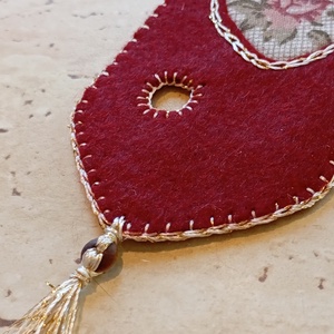 Bordó filc könyvjelző bordószínű rózsás szívmintával - könyv & zene - könyvjelző - Meska.hu