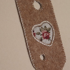 Bézs színű filc könyvjelző bordószínű rózsás szívmintával - Meska.hu