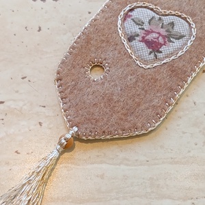 Bézs színű filc könyvjelző bordószínű rózsás szívmintával - könyv & zene - könyvjelző - Meska.hu