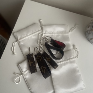 Eladó L.V. függő kulcstartó - táska & tok - kulcstartó & táskadísz - kulcstartó - Meska.hu