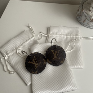 Eladó L.V. kör alakú kulcstartó - Meska.hu