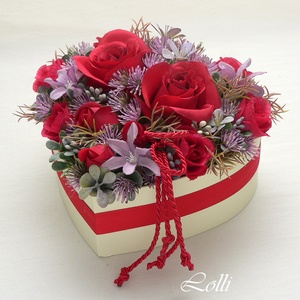 Vörös rózsás virágbox virágdoboz, Otthon & Lakás, Dekoráció, Asztal és polc dekoráció, Asztaldísz, Virágkötés, 
Egyedi virág kompozíció prémium vörös selyemrózsákkal készítve szívdobozban.
A kompozíció mérete: ..., MESKA