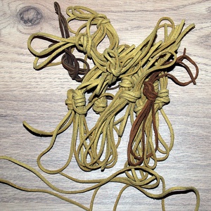 Hasított bőr szál nyaklánchoz 16 db - Meska.hu