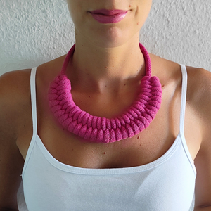 Kézzel készült pink kötél nyaklánc  modern, könnyű és kényelmes ékszer, hétköznapi és alkalmi viselethez. - ékszer - nyaklánc - medál nélküli nyaklánc - Meska.hu