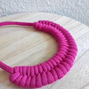 Kézzel készült pink kötél nyaklánc  modern, könnyű és kényelmes ékszer, hétköznapi és alkalmi viselethez. - ékszer - nyaklánc - medál nélküli nyaklánc - Meska.hu