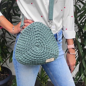 Kézzel horgolt háromszög alakú crossbody táska  egyedi kézműves darab, rendelésre a választott színeidben készítve, Táska & Tok, Kézitáska & válltáska, Kézitáska, Horgolás, MESKA