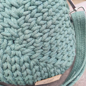 Kézzel horgolt háromszög alakú crossbody táska  egyedi kézműves darab, rendelésre a választott színeidben készítve - táska & tok - kézitáska & válltáska - kézitáska - Meska.hu