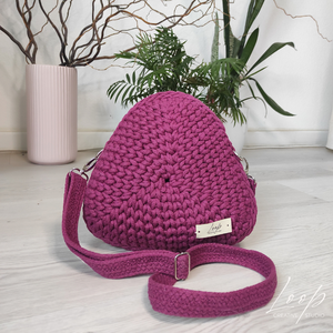 Kézzel horgolt háromszög alakú c crossbody táska  egyedi kézműves darab, amaránt színben, Táska & Tok, Kézitáska & válltáska, Kézitáska, Horgolás, MESKA