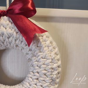 Horgolt, egyedi design karácsonyi ajtódísz -csillogó fehér - karácsony - adventi díszek - adventi ajtódísz - Meska.hu