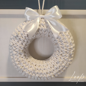 Horgolt, egyedi design karácsonyi ajtódísz -csillogó fehér - karácsony - adventi díszek - adventi ajtódísz - Meska.hu