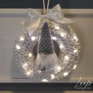 Horgolt, egyedi design karácsonyi ajtódísz -csillogó fehér szürke manóval, Karácsony, Adventi díszek, Adventi ajtódísz, Horgolás, MESKA