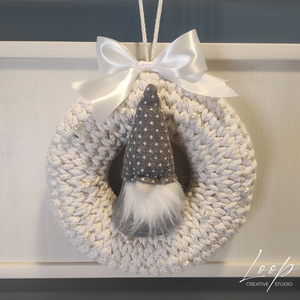 Horgolt, egyedi design karácsonyi ajtódísz -csillogó fehér szürke manóval - karácsony - adventi díszek - adventi ajtódísz - Meska.hu Horgolt, egyedi design karácsonyi ajtódísz -csillogó fehér szürke manóval - karácsony - adventi díszek - adventi ajtódísz - Meska.hu