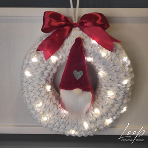 Karácsonyi ajtódísz - horgolt alap csillogó fehér, piros manóval - Meska.hu