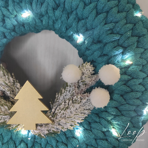 Horgolt, egyedi design karácsonyi ajtódísz - smaragd színben, díszítve  - karácsony - adventi díszek - adventi ajtódísz - Meska.hu